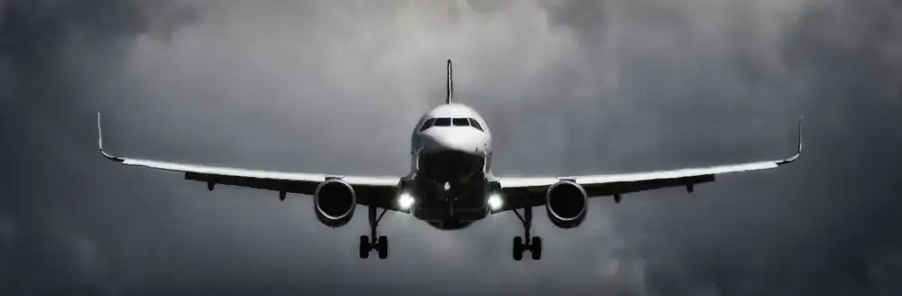 Visuals of the runway approaching